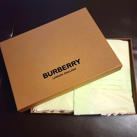 (Sold)Burberry Wool and silk Square scarf - Picture 9 of 13